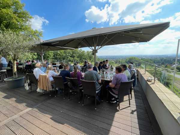 Sommerfest 2024, Vereinsmitglieder auf der Terrasse bei Steinmeier