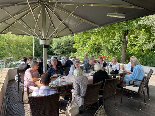 Sommerfest 2024, Vereinsmitglieder auf der Terrasse bei Steinmeier