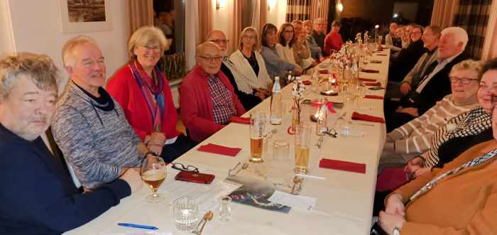 Vereinsmitglieder bei der Neujahrsfeier bei Steinmeyer