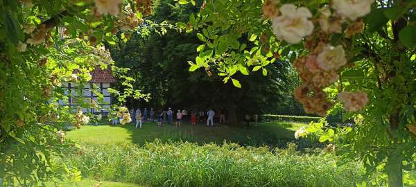 Qi Gong im Garten von Gut Hiddenhausen